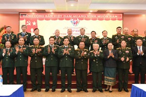 潘文江大将、占沙蒙·占雅拉大将同与会代表合影留念。（图：富山）