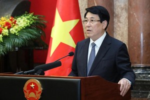 国家主席梁强在会晤上发表讲话。（图：VOV）