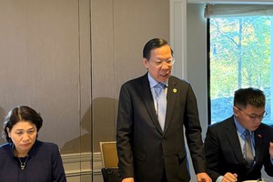 市人委会主席潘文迈在圆桌会议上发言。