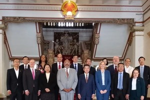 双方代表合影。