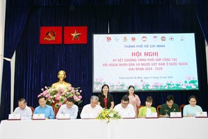 本市各有关机关、组织领导代表共同签署2024-2029年阶段人民对外工作开展配合行动计划。（图：越通社）