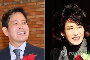 郑溶镇（左）和郑有庆。（图：韩联社）