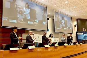 世界海关组织常设技术委员会成员向阮氏永怀女士送鲜花，祝贺越南担任 PTC 主席任内取得成功。（图：越通社）