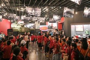开馆首日上午，越南军事历史博物馆迎来数千人次参观。（图：人民报）