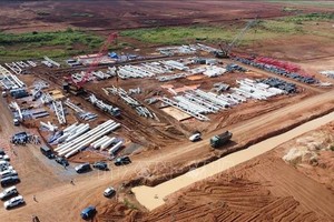  为隆城机场施工工程服务的原物料与建材。（图：越通社）