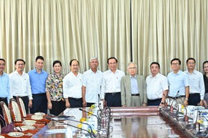 市委书记阮文年与日-越规划专家合影。（图：越勇）