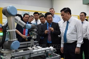 中央宣传部部长阮仲义在Lilama 2校听取机械教学介绍。（图：越通社）