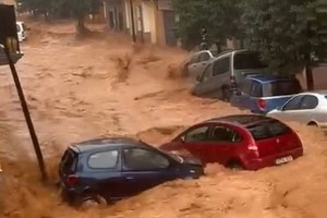 洪灾冲走多辆私家车。（图：互联网）