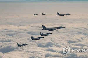 资料图片：2023年12月20日，韩美日在韩日防空识别区重叠空域实施空中演习，美国B-1B轰炸机参演。图为演习现场。（图：韩联社）
