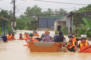 广平边防部队及时疏散遭遇洪水地区人员。（图：VGP）