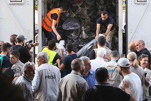 在黎巴嫩贝鲁特，水、毯子和卫生用品正被分发给国内流离失所者。（图：联合国）