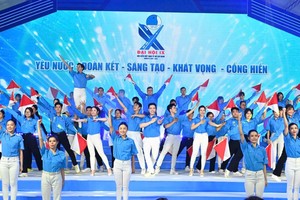 共青团员与青年会员参加大会文艺表演。（图：越勇）