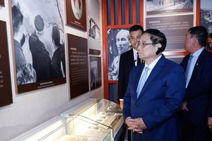 政府总理范明政参观云南省昆明市胡志明主席旧居