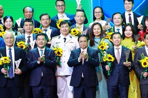 范明政总理同荣获2024年第九次“越南国家品牌”的企业代表合影。（图：越通社）