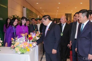 政府总理范明政参观西贡化妆品股份公司产品。