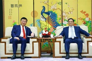 政府总理范明政（右）与中国铁建投资集团（CRCC）董事长戴和根（左）。（图：越通社）