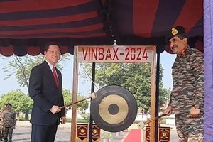 越南驻印度大使阮青海和卡尔加军团总司令拉杰什·普什卡敲锣拉开VINBAX 2024的帷幕。（图：越通社）