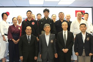 组委会与参加日本武道演武大会的代表合影。