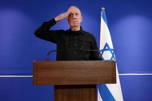 被解除防长职务的加兰特星期二在新闻发布会结束时敬礼，以示对以色列安全部队的尊重。（图：路透社）