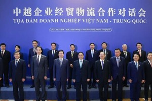 政府总理范明政出席越中企业家座谈会