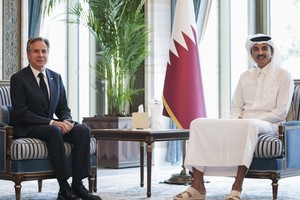 10月24日，美国国务卿:布林肯在卡塔尔首都多哈会见卡塔尔首相埃米尔谢赫塔米姆。（图：AP）