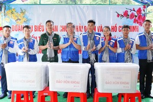 市委副书记阮福禄向岛上干部战士赠送礼物。（图：黎靖）