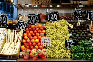 西班牙巴塞罗那的博盖利亚市场上摆满了新鲜的水果和蔬菜。（图：粮农组织）