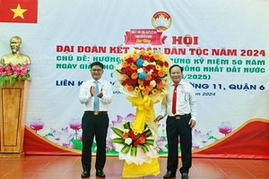 市委民运处主任阮孟强向第六郡第十一坊的第九、第十、第十一街区阵线工作委员会赠送鲜花表示祝贺。（图：志石）