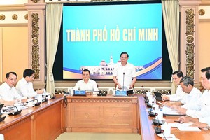 市人委会主席潘文迈（站）主持会议。（图：越勇）