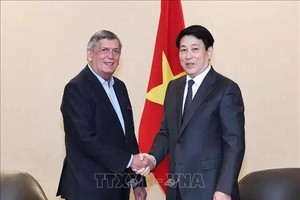 国家主席梁强会见智利共产党主席劳塔罗·卡莫纳。（图：越通社）