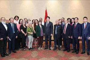 国家主席梁强与智越文化研究院代表团合影。（图：越通社）