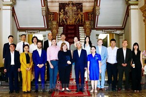 市领导同瑞士联邦经济局和世界银行代表团合照。（图：市党部新闻网）