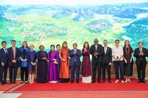 范明政总理同联合国驻越南协调员兼各机构首席代表宝琳‧塔梅西斯（右六）和陪同代表团合影留念。（图：VGP）