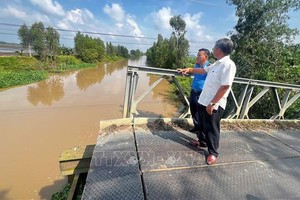 安江省知宗县委书记高光廉亲临现场指导克服T6桥倒塌后果。（图：越通社）