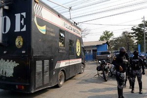 厄瓜多尔警方特别行动小组人员驻守监狱现场。（图：AFP）