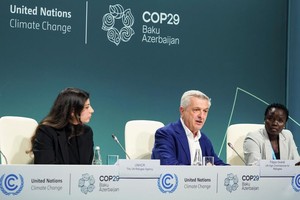 11月12日，在阿塞拜疆首都巴库，联合国难民署高级专员菲利波·格兰迪（中）出席新闻发布会。（图：新华社）