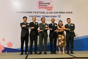 市领导同日本神奈川县领导以"花式握手"表示密切配合与合作。（图：朱芳）