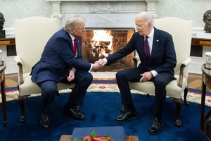 2024年11月13日，美国总统乔·拜登在美国华盛顿白宫椭圆形办公室会见当选总统唐纳德·特朗普。（图：互联网）