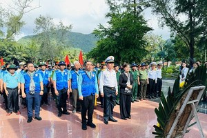 市代表团上香缅怀英雄烈士