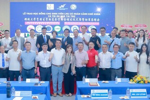 同奈省和该校领导与诸位赞助商合影。