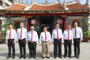 二府会馆第十三届理事会成员合照留念。