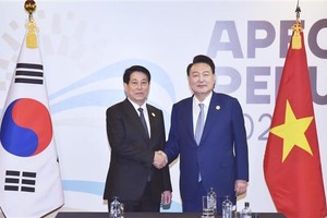 国家主席梁强（左）会见韩国总统尹锡悦。（图：越通社）