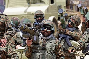 真主党武装人员。（图：AFP）