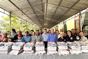 培德精舍理事会与澳洲越侨倪耀茂在西宁省周城县济贫时与同胞合摄。