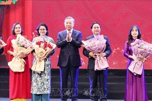 党总书记苏林赠送鲜花祝贺教师与教育管理干部。（图：越通社）