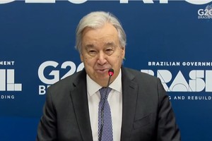 正在巴西里约热内卢出席二十国集团领导人峰会的联合国秘书长古特雷斯举行新闻发布会。（图：联合国）