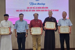 傚法胡志明思想道德榜样华人获表彰