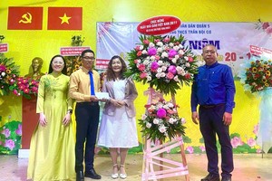 福中校友会会长何丽娟（左三）向陈佩姬中学赠送礼物祝贺。