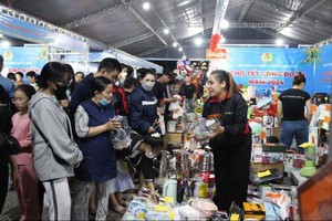 “春节工会集市”活动的零元货摊将在2025年春节期间继续举行。（图：文坚）