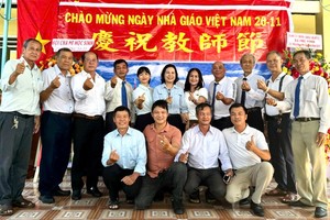 定馆越华学校董事会与教师们合照。